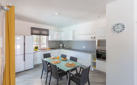 Villa Stella Cadente: Cabinetry, Mobilia, Controsoffitto, Tavolo, Finestra, Costruzione, Cucina, Legna, Sedia, Casa