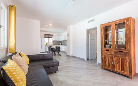 Villa Stella Cadente: Mobilia, Cabinetry, Costruzione, Porta, Legna, Pavimentazione, Casa, Interior Design, Comfort, Cassetto