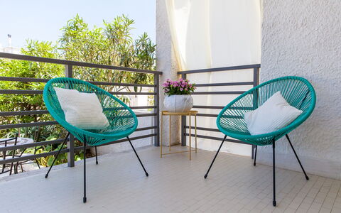 Villa Fontanelle: Pianta, Mobilia, Proprietà, Fiore, Sedia, Verde, Azzurro, Mobili Da Esterno, Comfort, Legna