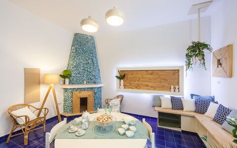Villa Fontanelle: Pianta, Mobilia, Proprietà, Decorazione, Tavolo, Divano, Azzurro, Interior Design, Illuminazione, Soggiorno