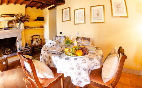 La Casa Del Sole: Sala Da Pranzo, Camera, Proprietà, Mobilia, Interior Design, Tavolo, Giallo, Costruzione, Immobiliare, Ristorante