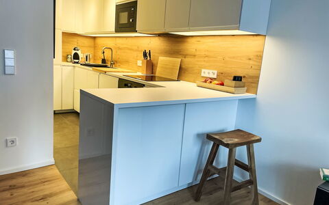 Auszeit: Controsoffitto, Cucina, Mobilia, Interior Design, Pavimentazione, Cabinetry, Elettrodomestico Da Cucina, Pavimento, Legna, Apparecchio Major