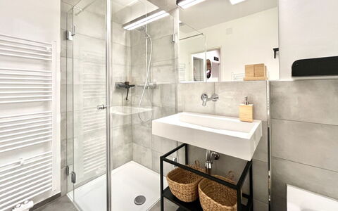 Auszeit: Pavimentazione, Pavimento, Interior Design, Idraulico Fixture, Bagno, Gabinetto, Idraulico, Mobilia, Camera, Lavello