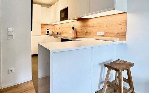 Auszeit: Controsoffitto, Mobilia, Interior Design, Cucina, Pavimentazione, Cabinetry, Pavimento, Parete, Legna, Elettrodomestico Da Cucina