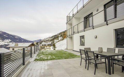 Aileen: Tavolo, Cielo, Proprietà, Costruzione, Mobilia, Nube, Finestra, Pianta, Sedia, Architettura