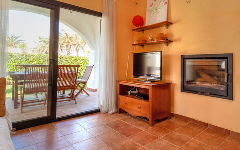 Green Garden & House Pals Beach: Cornice, Mobilia, Televisione, Cabinetry, Legna, Finestra, Interior Design, Architettura, Soggiorno, Pavimentazione
