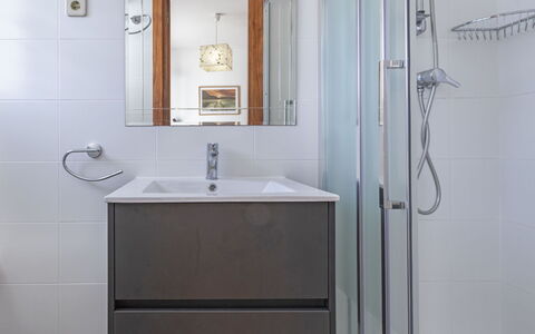 Desiree: Bagno, Camera, Proprietà, Mobiletto Del Bagno, Bagno Accessorio, Piastrella, Rubinetto, Interior Design, Lavello, Mobilia