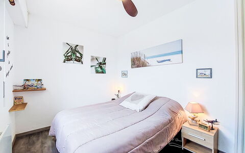 Les Mathes 250: Mobilia, Letto, Interior Design, Camera Da Letto, Parete, Pavimento, Pavimentazione, Legna, Lenzuolo, Camera
