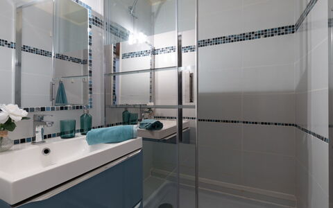 Port Camargue 130: Specchio, Rubinetto, Lavello, Idraulico Fixture, Costruzione, Bagno, Pavimento, Parete, Pavimentazione