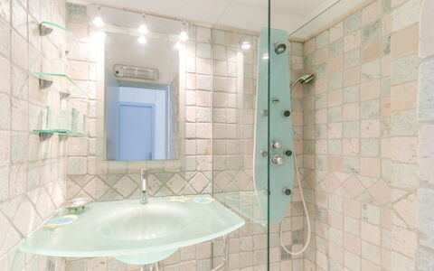 Le Méridien: Bagno, Proprietà, Piastrella, Camera, Interior Design, Parete, Idraulico Fixture, Immobiliare, Architettura, Rubinetto