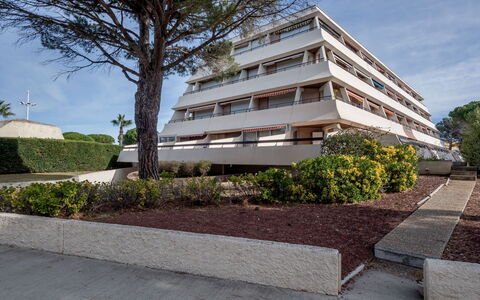 Le Méridien: Pianta, Cielo, Costruzione, Albero, Urban Design, Shade, Zona Residenziale, Nube, Città, Facciata