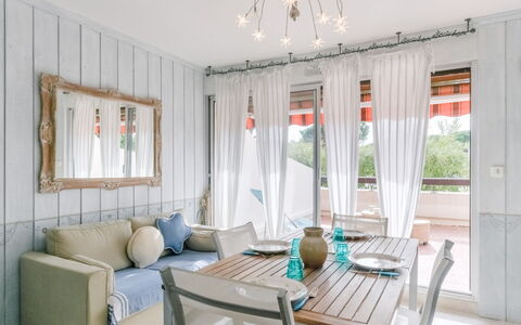 Le Méridien: Camera, Proprietà, Interior Design, Mobilia, Costruzione, Soggiorno, Casa, Soffitto, Tenda, Immobiliare