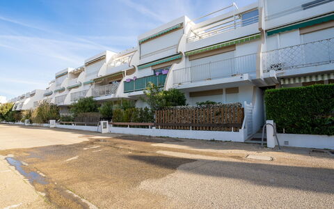 Les Marinas de la Plage Ii: Proprietà, Architettura, Zona Residenziale, Costruzione, Cielo, Immobiliare, Casa, Uso Misto, Albero, Appartamento