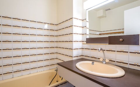 Les Marinas de la Plage Ii: Bagno, Proprietà, Camera, Interior Design, Piastrella, Architettura, Rubinetto, Costruzione, Parete, Casa