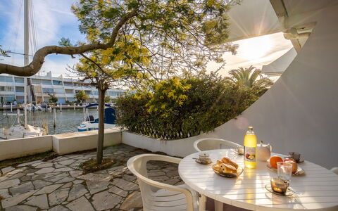 Les Marinas de la Plage Ii: Proprietà, Giallo, Interior Design, Camera, Costruzione, Immobiliare, Albero, Tavolo, Mobilia, Ristorante