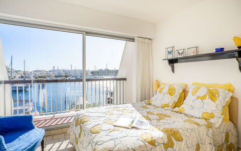 Hélios: Camera Da Letto, Letto, Camera, Mobilia, Proprietà, Lenzuolo, Giallo, Bedding, Interior Design, Telaio Del Letto