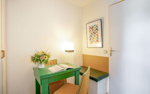 Hélios: Camera, Proprietà, Verde, Mobilia, Interior Design, Costruzione, Casa, Pavimento, Immobiliare, Bagno