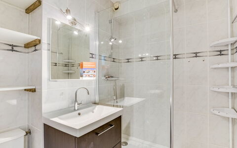 Escale Plage: Bagno, Camera, Proprietà, Piastrella, Interior Design, Immobiliare, Rubinetto, Costruzione, Architettura, Mobilia
