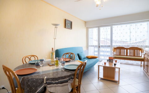 Hippocampe: Camera, Proprietà, Mobilia, Interior Design, Costruzione, Immobiliare, Tavolo, Casa, Pavimento, Giallo