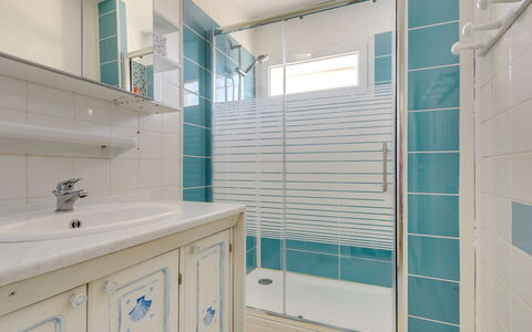 Le Mercure: Bagno, Camera, Proprietà, Blu, Turchese, Verde, Piastrella, Architettura, Interior Design, Aqua