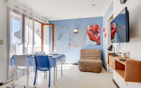 Le Mercure: Camera, Interior Design, Blu, Mobilia, Proprietà, Costruzione, Casa, Pavimento, Soffitto, Tavolo
