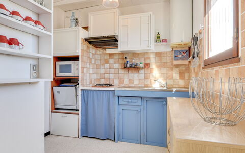 Le Mercure: Controsoffitto, Camera, Proprietà, Cucina, Mobilia, Cabinetry, Piastrella, Pavimento, Interior Design, Costruzione