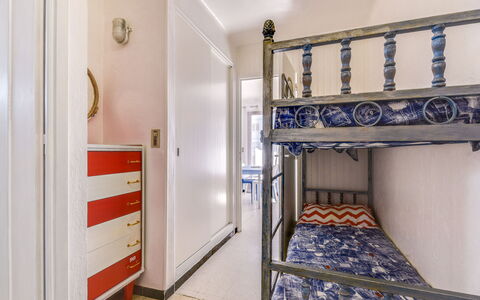 Le Mercure: Camera, Proprietà, Letto, Blu, Mobilia, Pavimento, Costruzione, Camera Da Letto, Parete, Interior Design