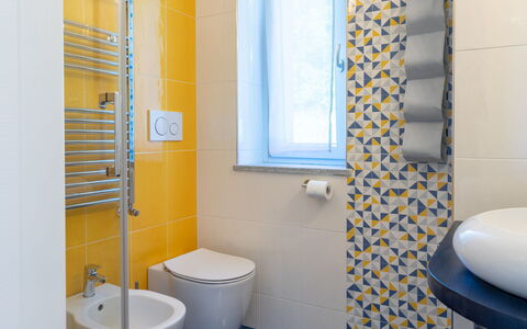 Di Sara: Bagno, Giallo, Blu, Camera, Proprietà, Tenda Doccia, Piastrella, Gabinetto, Interior Design, Bagno Accessorio