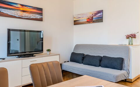 Blue Lake: Mobilia, Interior Design, Camera, Pavimentazione, Pavimento, Divano, Cornice, Mare