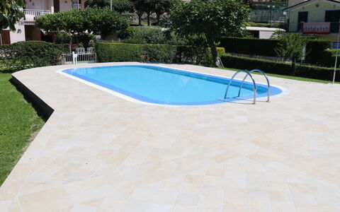 Panoramico: Piscina, Proprietà, Pavimento, Piastrella, Immobiliare, Erba, Tempo Libero, Casa, Costruzione, Casa