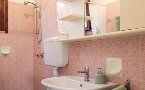 Panoramico: Bagno, Proprietà, Camera, Parete, Rubinetto, Interior Design, Lavandino Del Bagno, Piastrella, Idraulico Fixture, Lavello