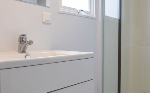 Natuurlijk de Veenhoop: Proprietà, Lavello, Finestra, Bagno, Specchio, Interior Design, Architettura, Legna, Costruzione