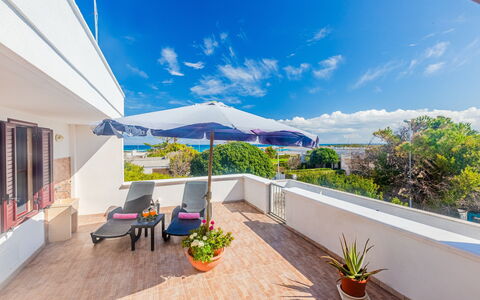 Villa Pantanagianni Beach: Pianta, Nube, Cielo, Mobilia, Costruzione, Azzurro, Vaso Di Fiori, Shade, Mobili Da Esterno, Sedia