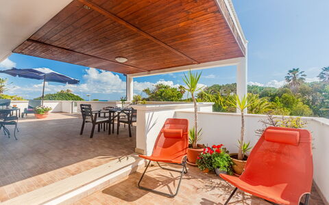 Villa Pantanagianni Beach: Cielo, Pianta, Mobilia, Proprietà, Sedia, Tavolo, Shade, Mobili Da Esterno, Interior Design, Albero