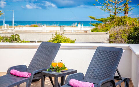 Villa Pantanagianni Beach: Cielo, Nube, Acqua, Proprietà, Pianta, Mobilia, Luce, Blu, Natura, Verde