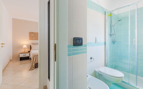 Villa Pantanagianni Beach: Proprietà, Idraulico Fixture, Bagno, Interior Design, Pavimento, Gabinetto, Toilet Seat, Soffione Doccia, Costruzione, Pavimentazione