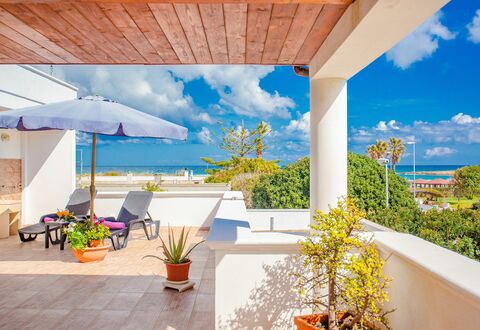 Villa Pantanagianni Beach: Nube, Cielo, Pianta, Proprietà, Mobilia, Costruzione, Vaso Di Fiori, Azzurro, Località Balneare, Shade