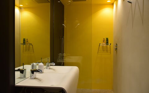Villetta Farfallina: Camera, Bagno, Giallo, Proprietà, Interior Design, Costruzione, Architettura, Idraulico Fixture, Casa, Restroom