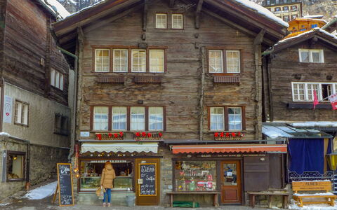 Galaxy Lodge: Costruzione, Casa, Proprietà, Cittadina, Architettura, Facciata, Quartiere, Casa, Finestra, Legna