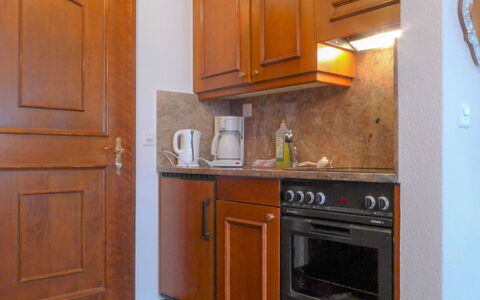 Haus Chatillon: Cabinetry, Camera, Cucina, Mobilia, Proprietà, Controsoffitto, Apparecchio Major, Color Legno, Frigorifero, Credenza