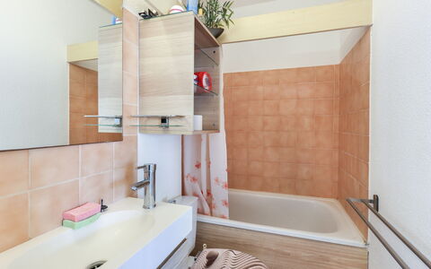 Le Lagon Bleu: Rubinetto, Idraulico Fixture, Vasca Da Bagno, Proprietà, Lavello, Bagno, Interior Design, Architettura, Pavimento