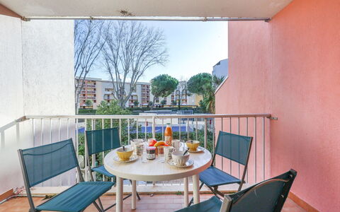 Le Lagon Bleu: Tavolo, Mobilia, Proprietà, Sedia, Cielo, Pianta, Costruzione, Azzurro, Legna, Interior Design