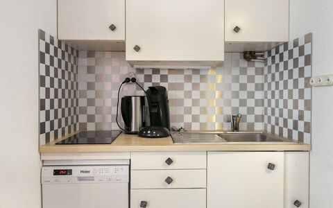Le Lagon Bleu: Cabinetry, Lavandino Della Cucina, Controsoffitto, Mobilia, Idraulico Fixture, Rubinetto, Lavello, Cucina Stufa, Elettrodomestico Da Cucina, Cucina
