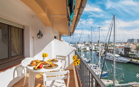 Caballito de Mar: Proprietà, Yacht Di Lusso, Giallo, Deck, Balcone, Barca, Camera, Cielo, Immobiliare, Vacanza