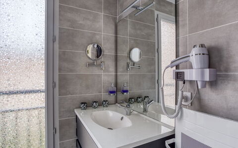Bormes-Les-Mimosas 107: Specchio, Rubinetto, Lavello, Lavandino Del Bagno, Idraulico Fixture, Bagno, Costruzione, Viola, Idraulico
