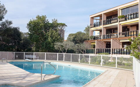 Saint Aygulf 104: Acqua, Pianta, Cielo, Giorno, Proprietà, Costruzione, Nube, Azzurro, Piscina, Albero