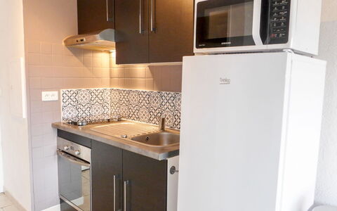 Saint Aygulf 104: Cabinetry, Proprietà, Controsoffitto, Lavello, Costruzione, Lavandino Della Cucina, Cucina, Cucina Stufa, Legna, Elettrodomestico Da Cucina