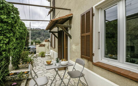 Le Narcisse: Pianta, Proprietà, Finestra, Costruzione, Pianta Della Casa, Vaso Di Fiori, Interior Design, Shade, Sedia, Architettura