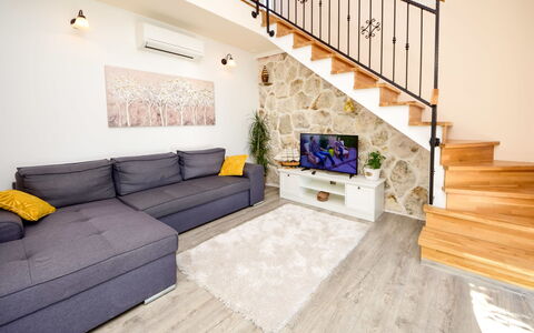 Lara: Divano, Interior Design, Legna, Soggiorno, Le Scale, Pavimento, Comfort, Pavimentazione, Latifoglie, Divano Letto