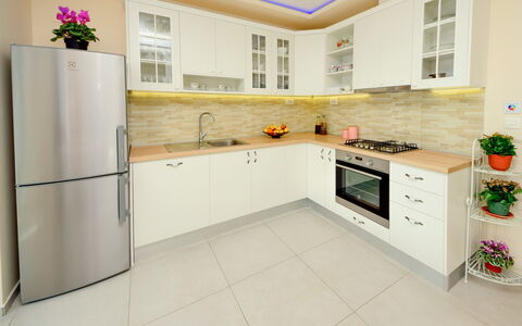 Lara: Controsoffitto, Cabinetry, Costruzione, Proprietà, Elettrodomestico Da Cucina, Cucina Stufa, Cucina, Elettrodomestico, Rubinetto, Lavandino Della Cucina